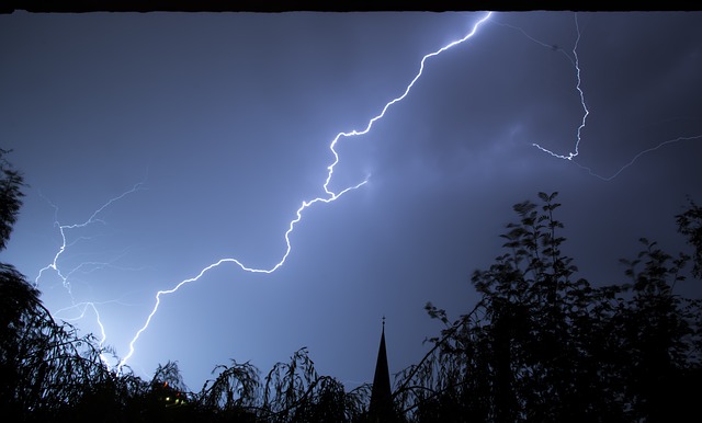 File:Lightning-199651640.jpg